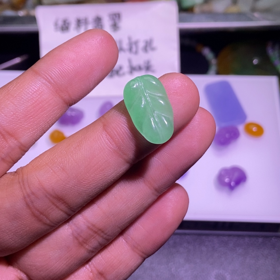 翡翠未镶嵌颈饰吊坠