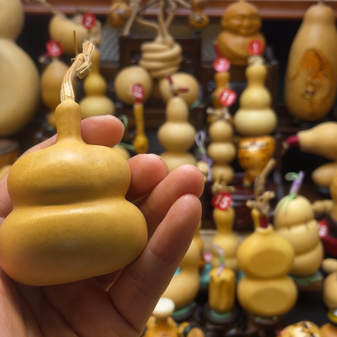 清*葫芦等多种颜色的花鸟图案组成了