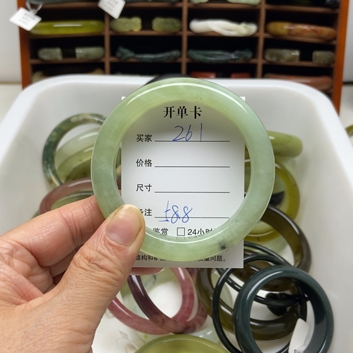 蛇纹石玉未镶嵌手镯