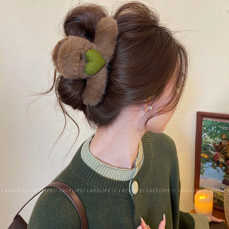 抹茶栗子~头发抓夹女爱心毛绒发夹2025新款高级感鲨鱼夹秋冬发饰