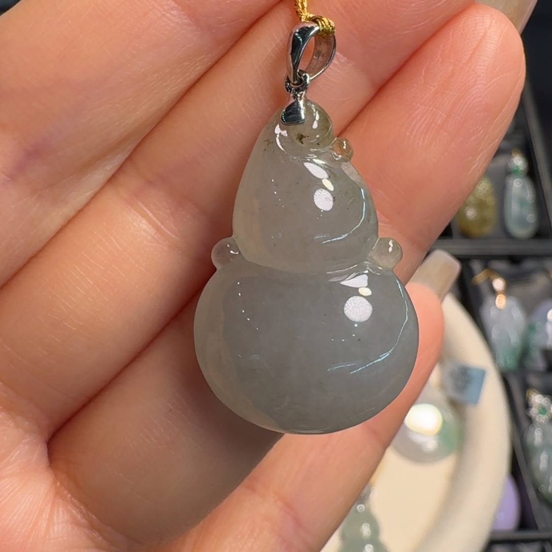 翡翠18K金镶嵌颈饰葫芦