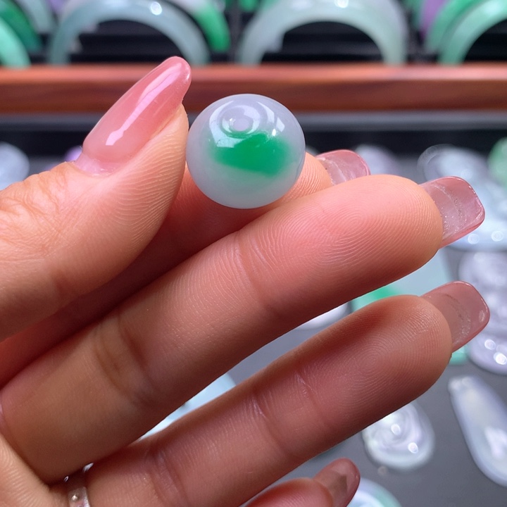 秋**雨吊坠的设计也非常简单