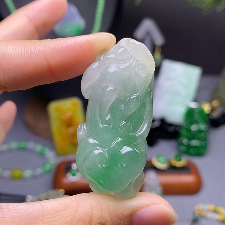 翡翠未镶嵌吊坠(赠链)