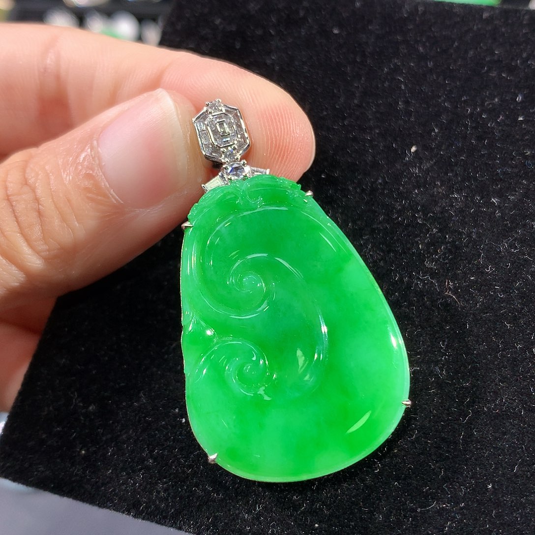 翡翠18K金镶嵌颈饰