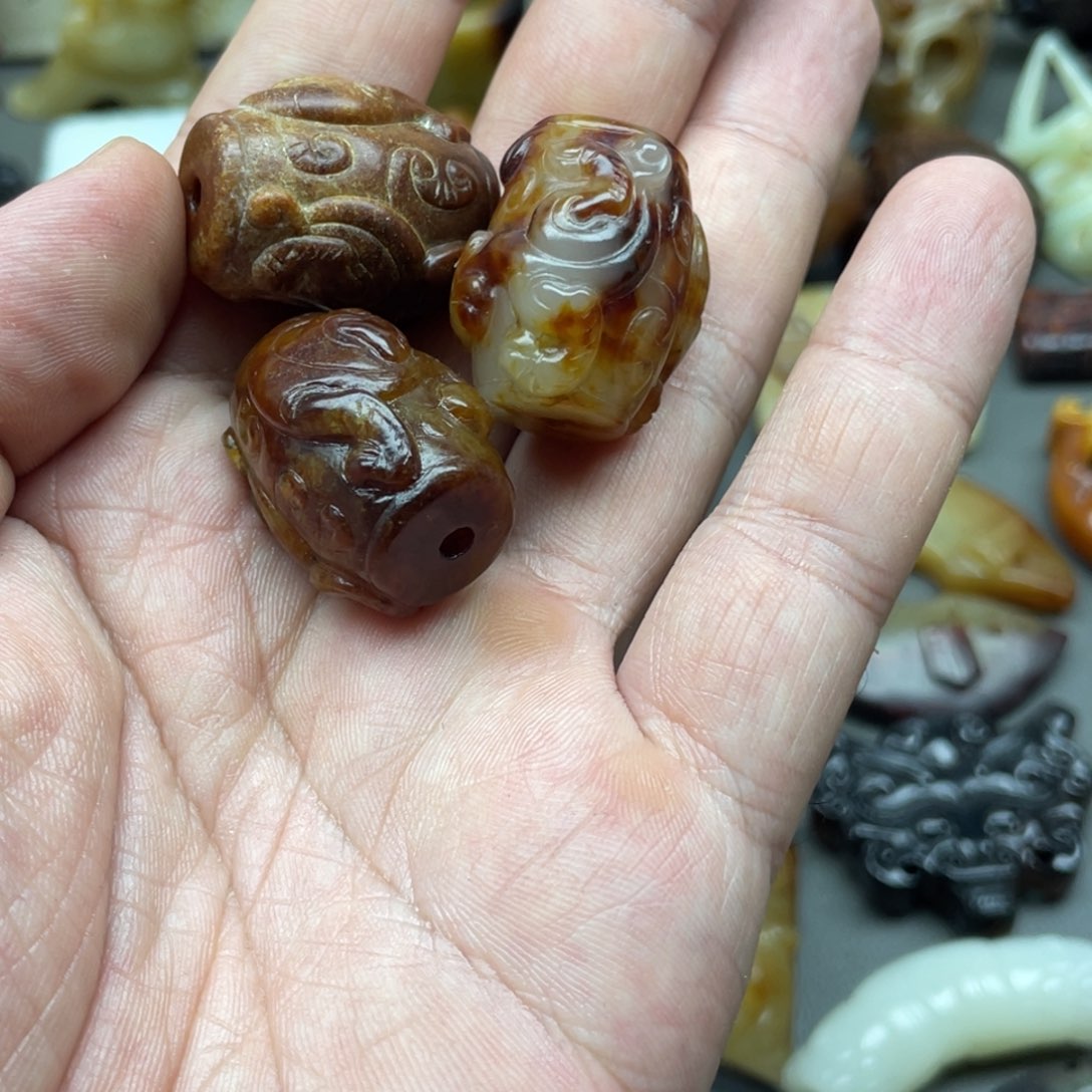 和田玉未镶嵌颈饰卓*