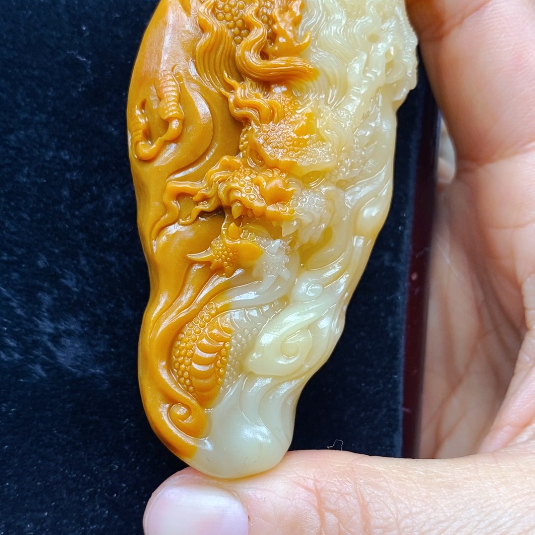 石英质玉（黄龙玉）未镶嵌颈饰