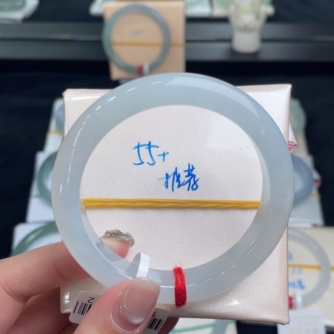 翡翠手镯未镶嵌翡翠