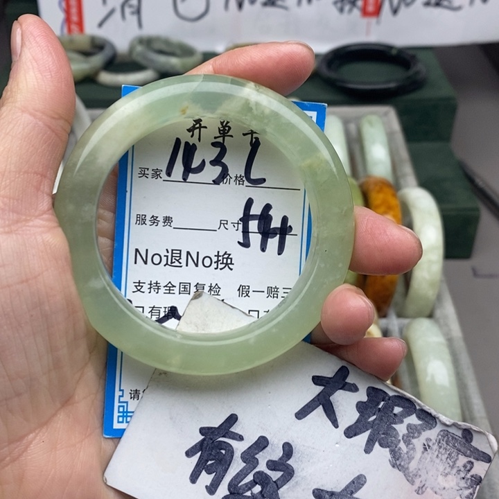 蛇纹石玉未镶嵌手镯