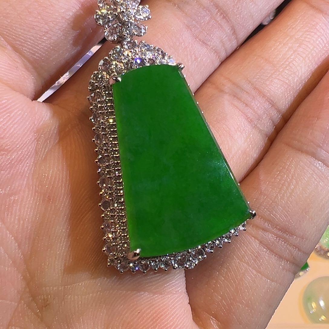 翡翠颈饰18K金镶嵌雨**?满色阳绿无事牌