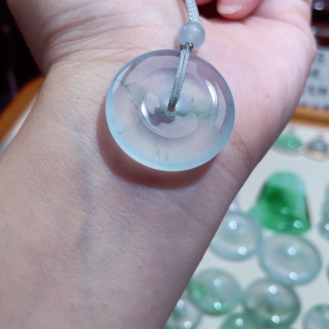 翡翠未镶嵌颈饰平安扣