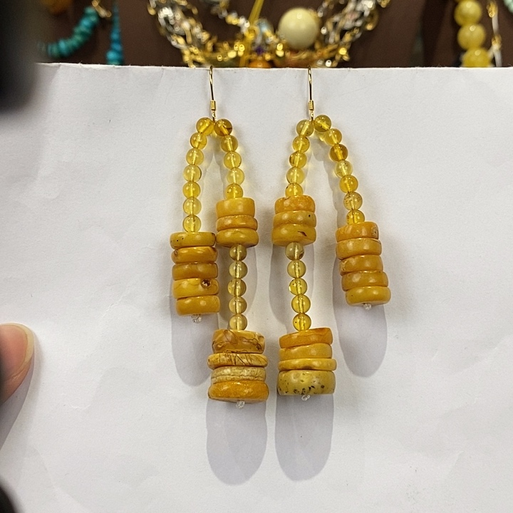 琥珀未镶嵌颈饰多人