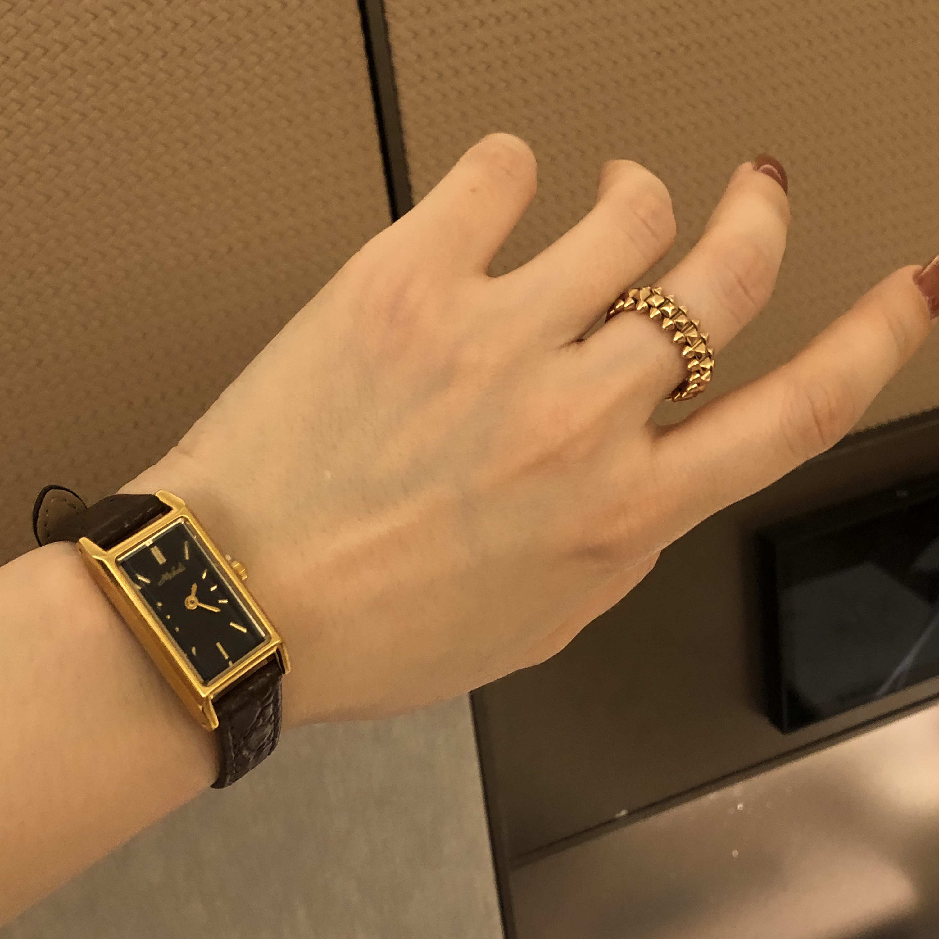 博德利-“老粉必拍”复古勃艮地红长方形表盘精致百搭女士腕表手表