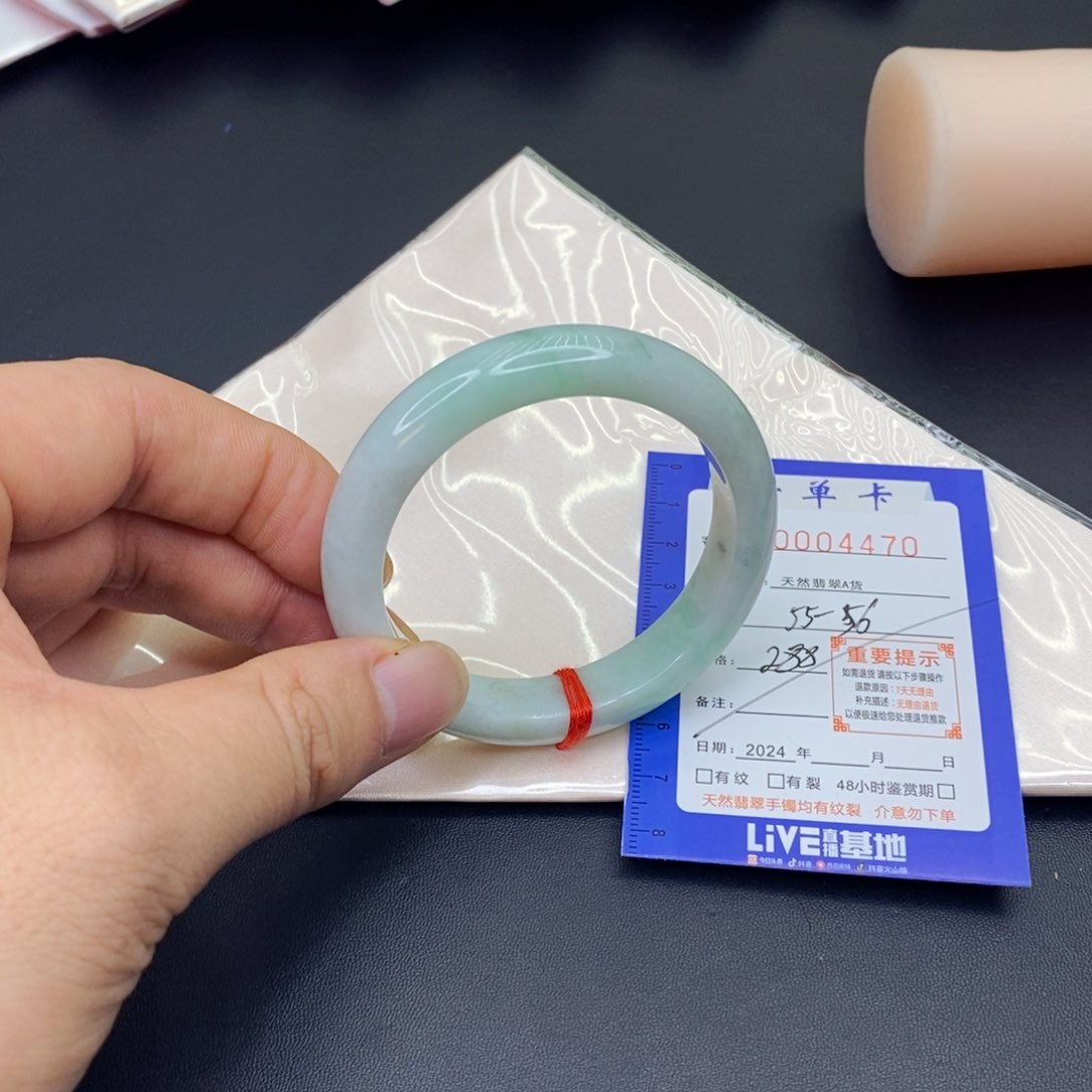 翡翠手镯未镶嵌翡翠