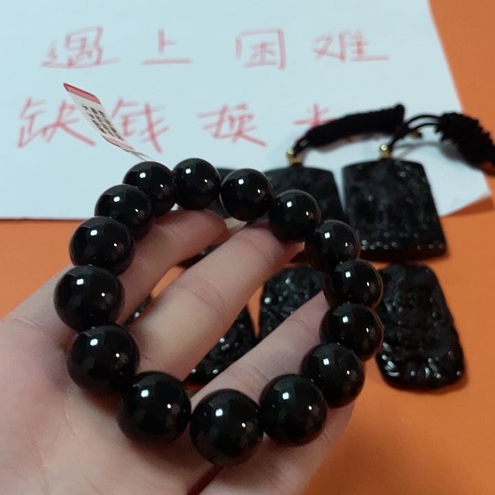 翡翠颈饰未镶嵌超**士