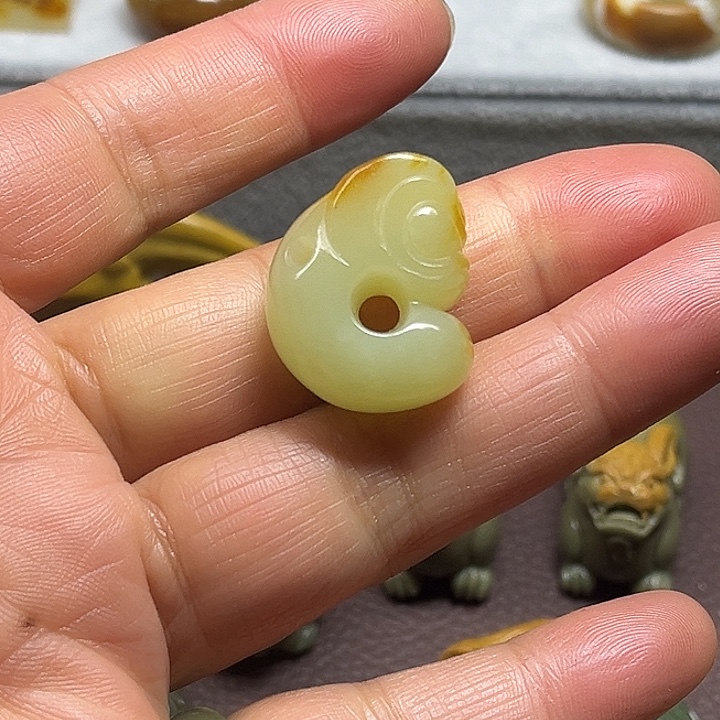 岫岩河磨玉（透闪石质玉）未镶嵌颈饰