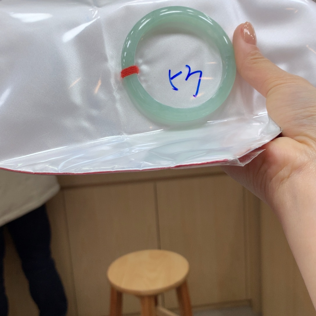 翡翠手镯未镶嵌不退不换