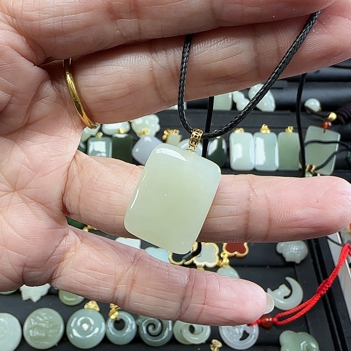 和田玉吊坠(不含链)18K金镶嵌