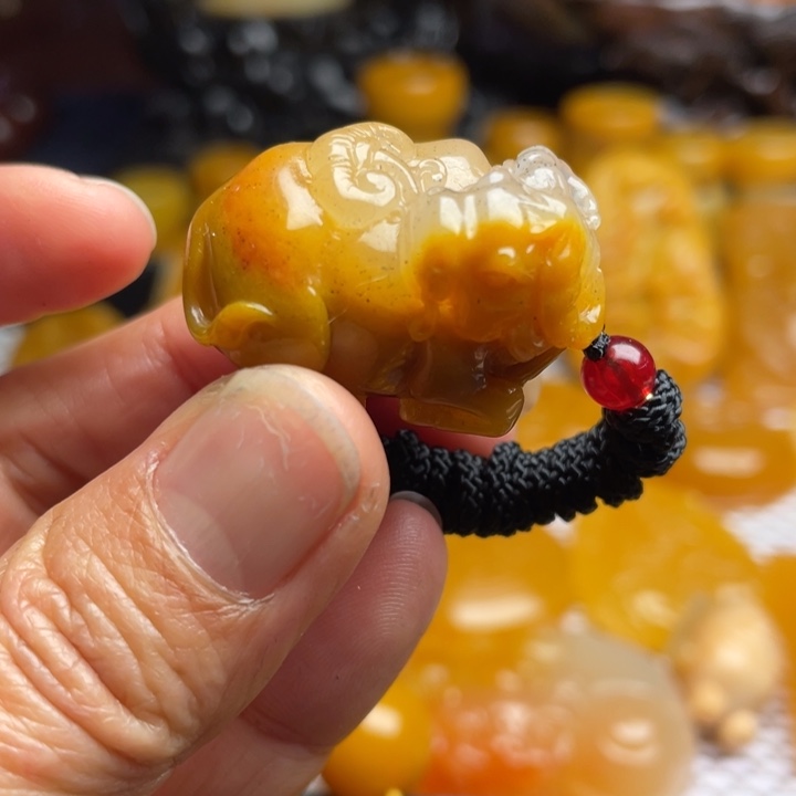 未镶嵌石英质玉（黄龙玉）颈饰