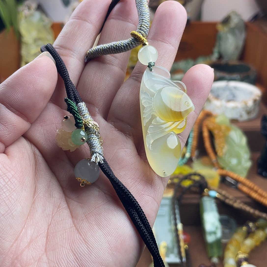 蛇纹石玉未镶嵌吊坠