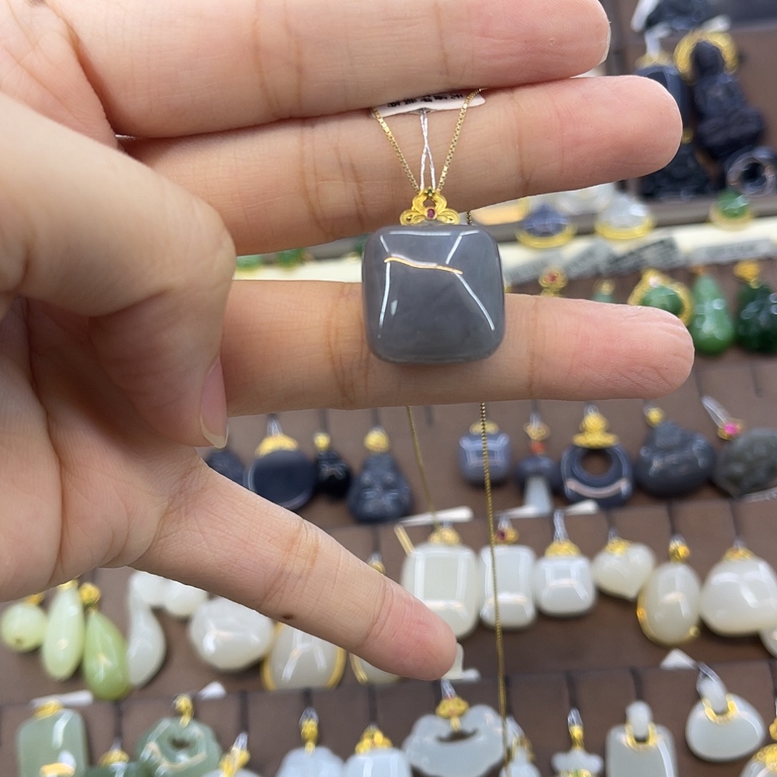 和田玉18K金镶嵌吊坠(赠链)