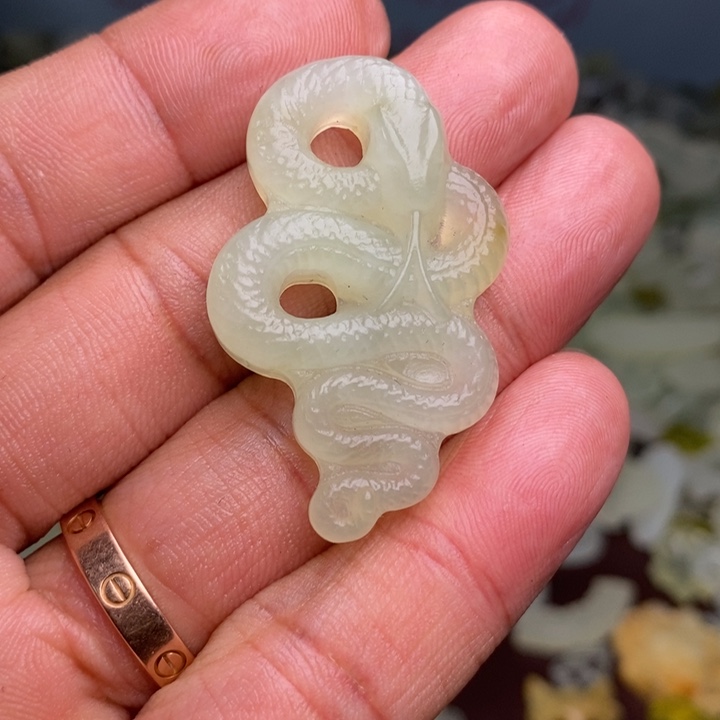 蛇纹石玉颈饰合金128