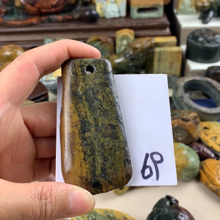 岫岩河磨玉（透闪石质玉）手把件有瑕未镶嵌