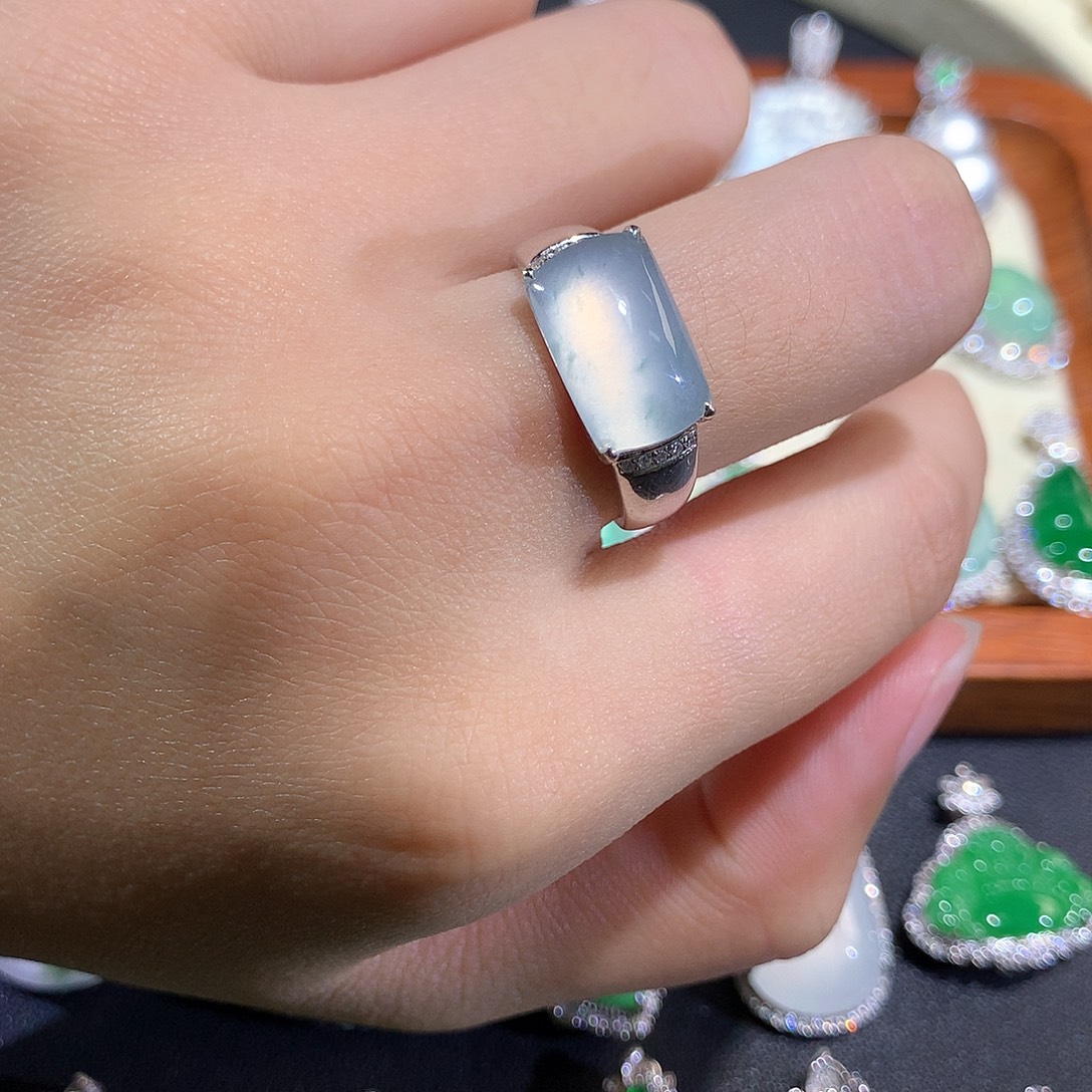 翡翠18K金镶嵌颈饰马鞍戒