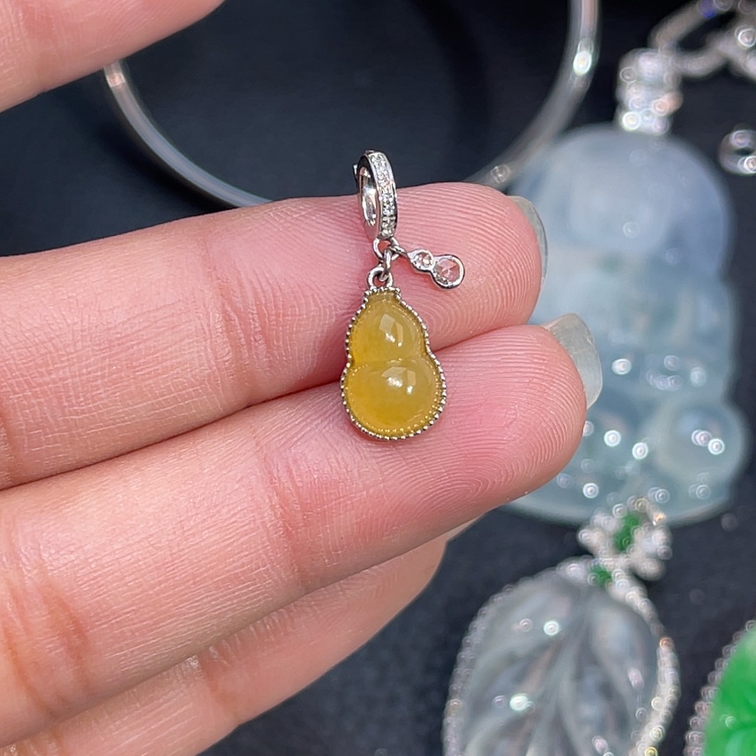 翡翠18K金镶嵌颈饰葫芦