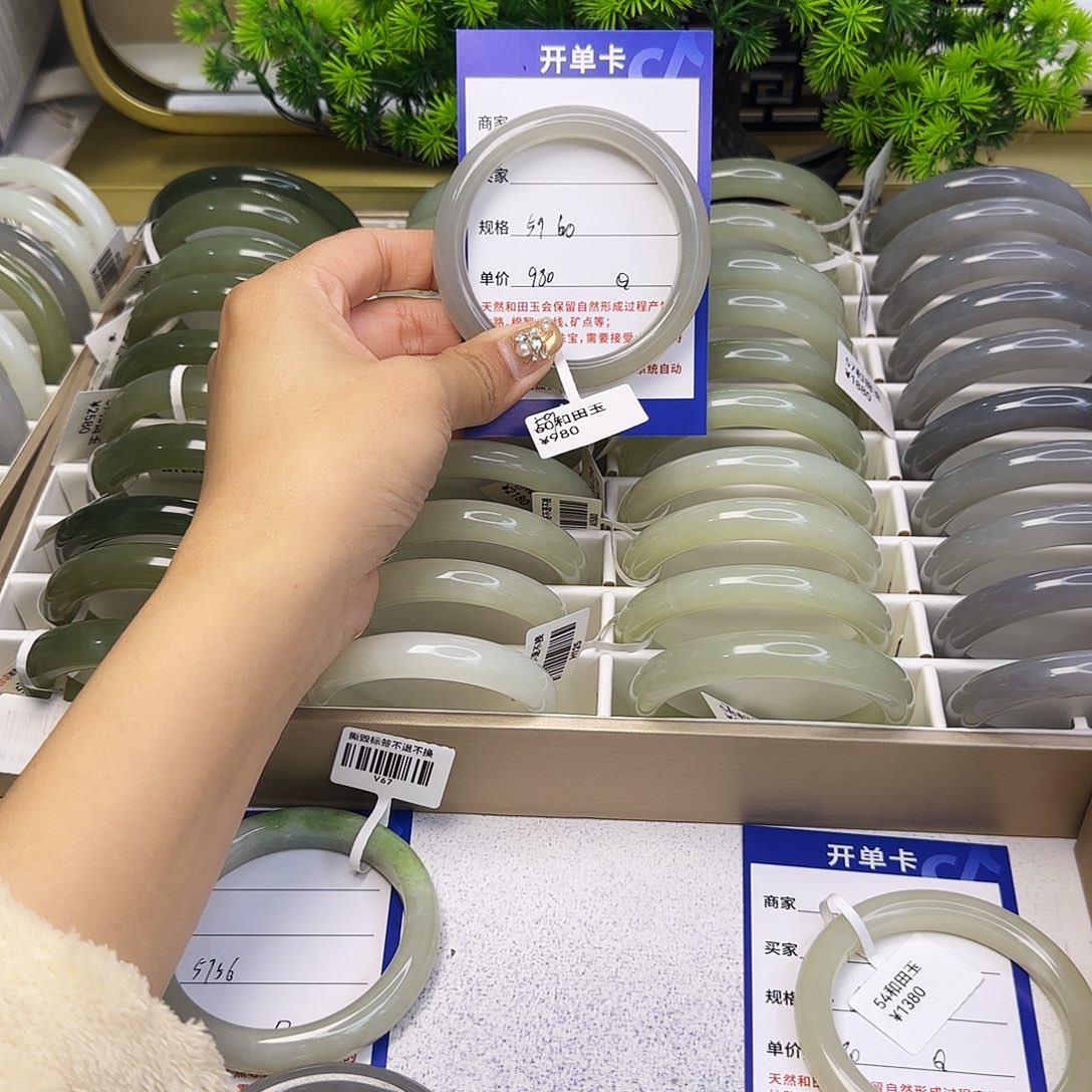 和田玉未镶嵌手镯