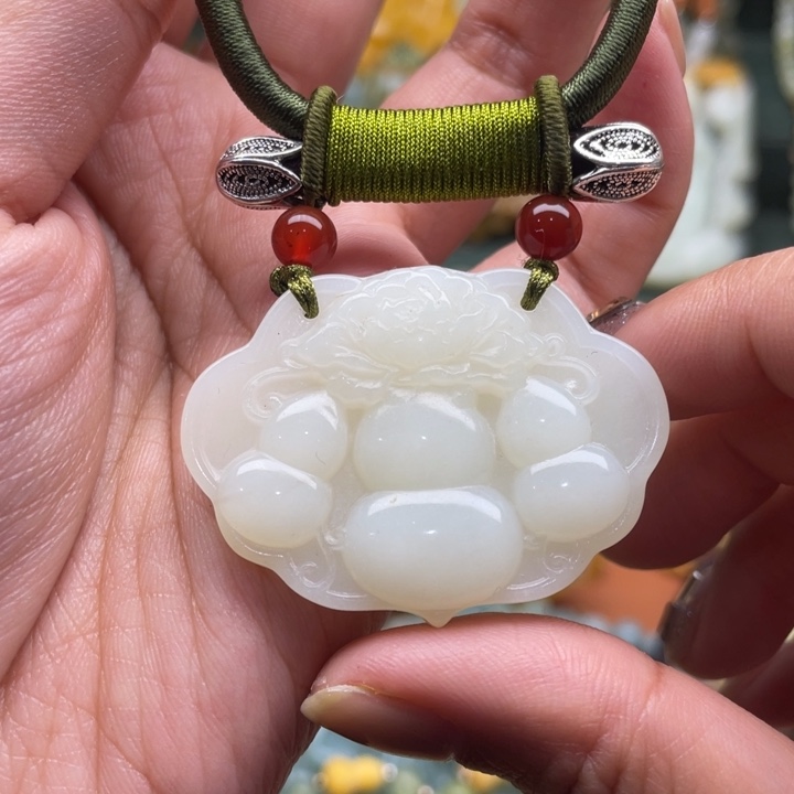 蛇纹石玉吊坠合金
