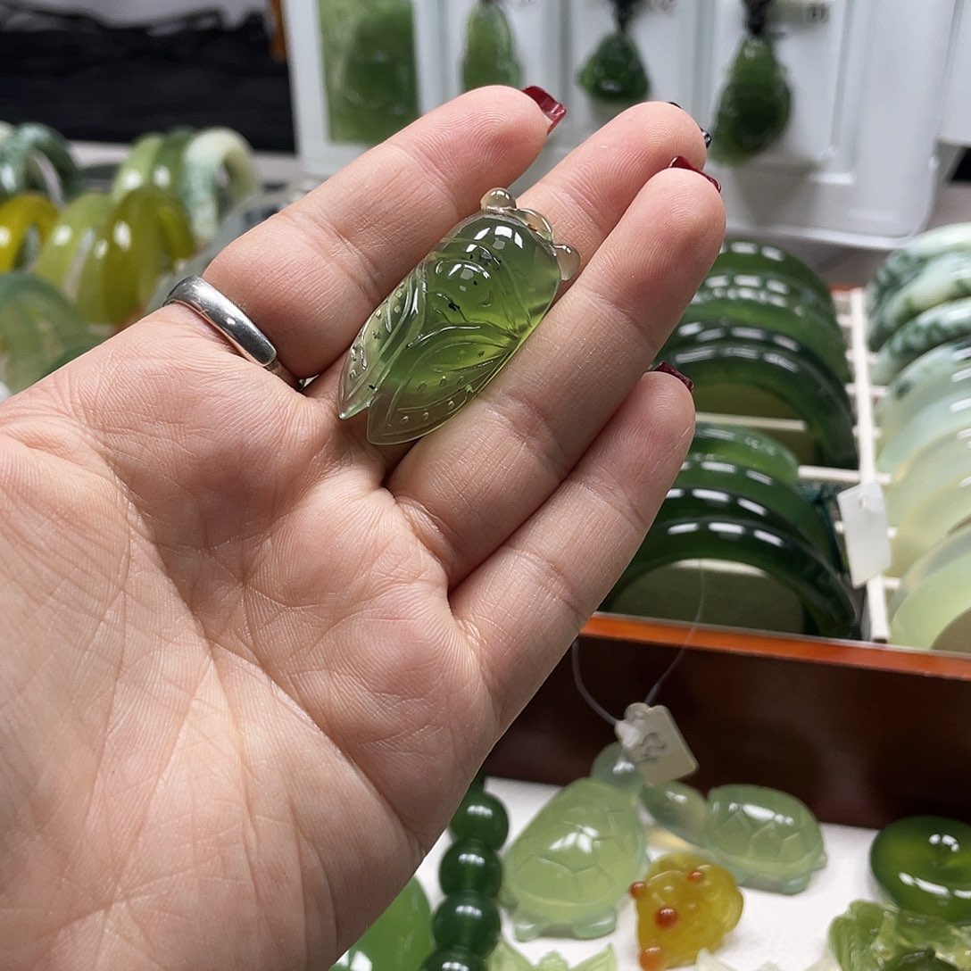 蛇纹石玉颈饰未镶嵌