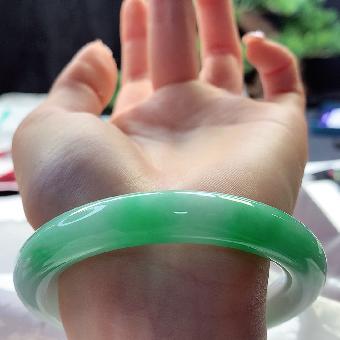 翡翠手镯未镶嵌天然翡翠56-57白底青卡双十辣绿