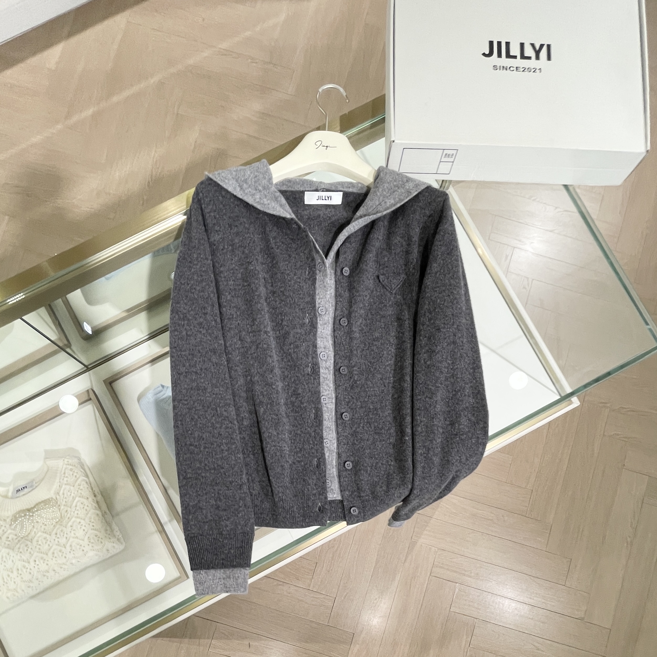 JILLYI珠海店【休闲撞色】深灰色连帽领休闲风简约时尚针织开衫