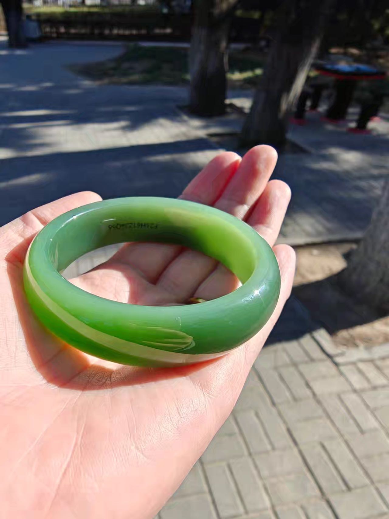 俄料碧玉白加绿手镯（料子一级细）圈口57女款时尚百搭冰透飘绿