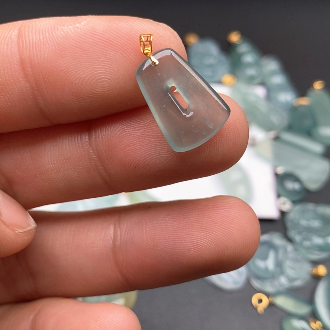 颈饰18K金镶嵌翡翠