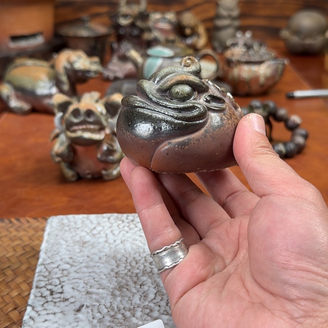 柴烧的金蟾的摆件