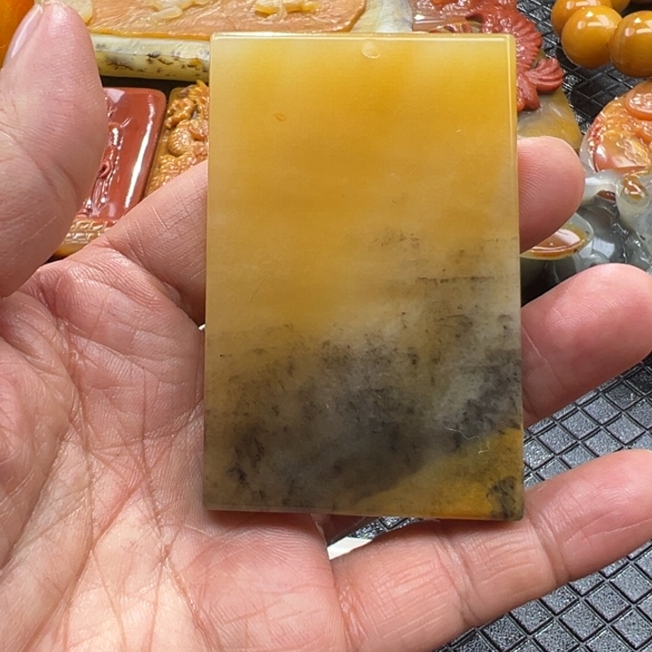 石英质玉（黄龙玉）颈饰未镶嵌