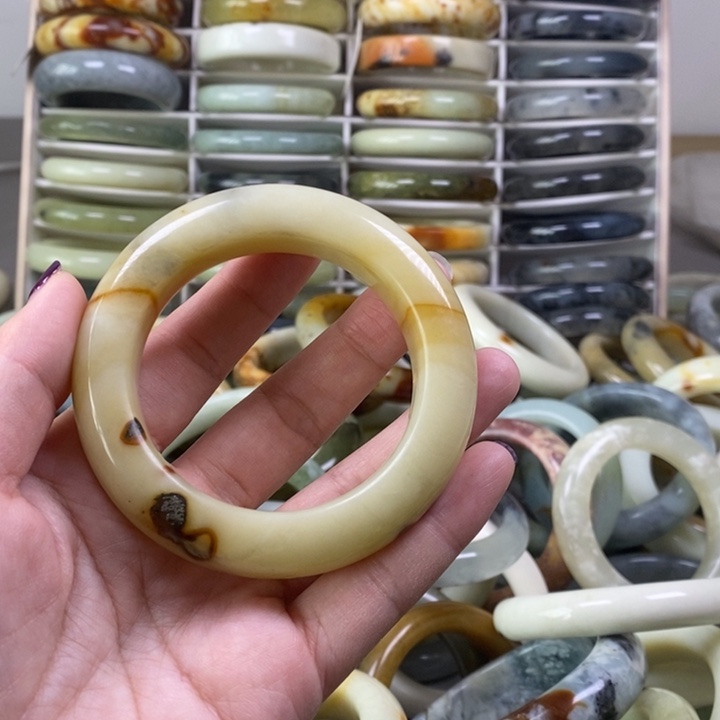 蛇纹石玉手镯未镶嵌