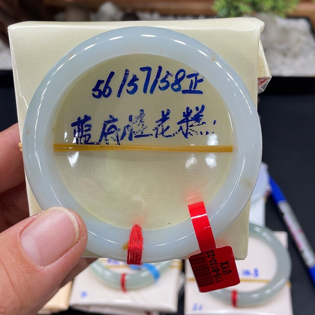 翡翠手镯未镶嵌翡翠