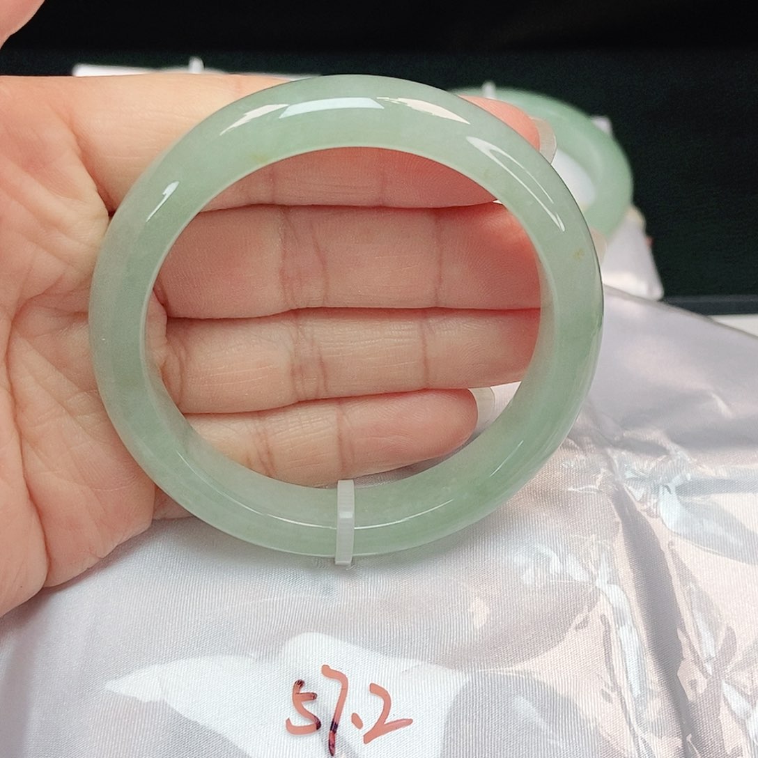 翡翠手镯未镶嵌正圈