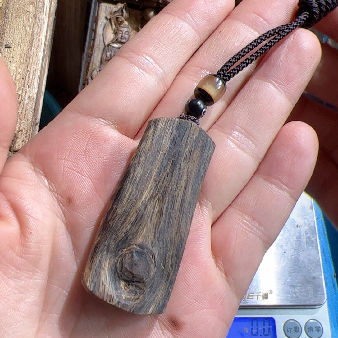 沉香吊坠白棋素牌6克