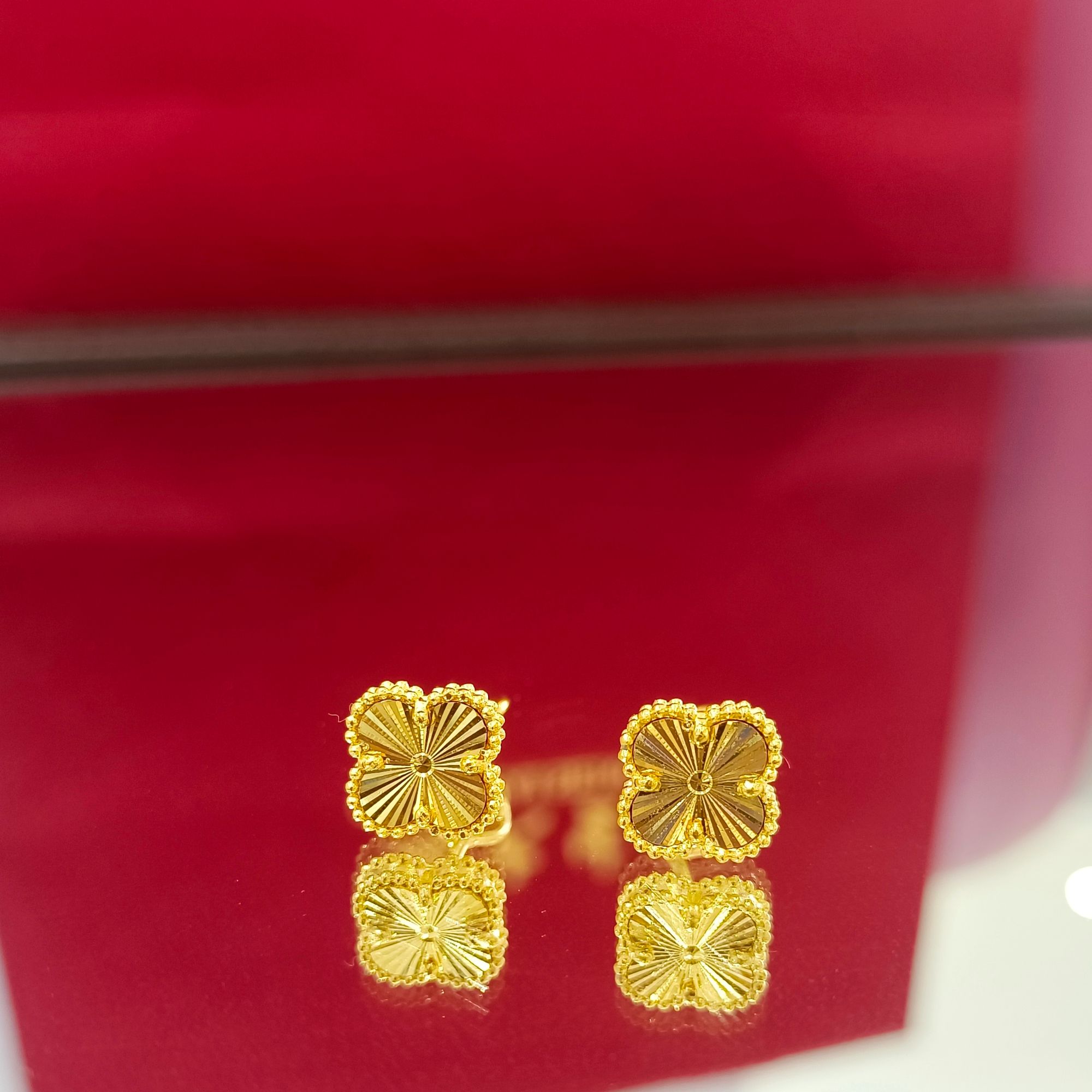 周大生足金四叶草黄金耳钉送女友爆闪时尚送妈妈女神节礼物