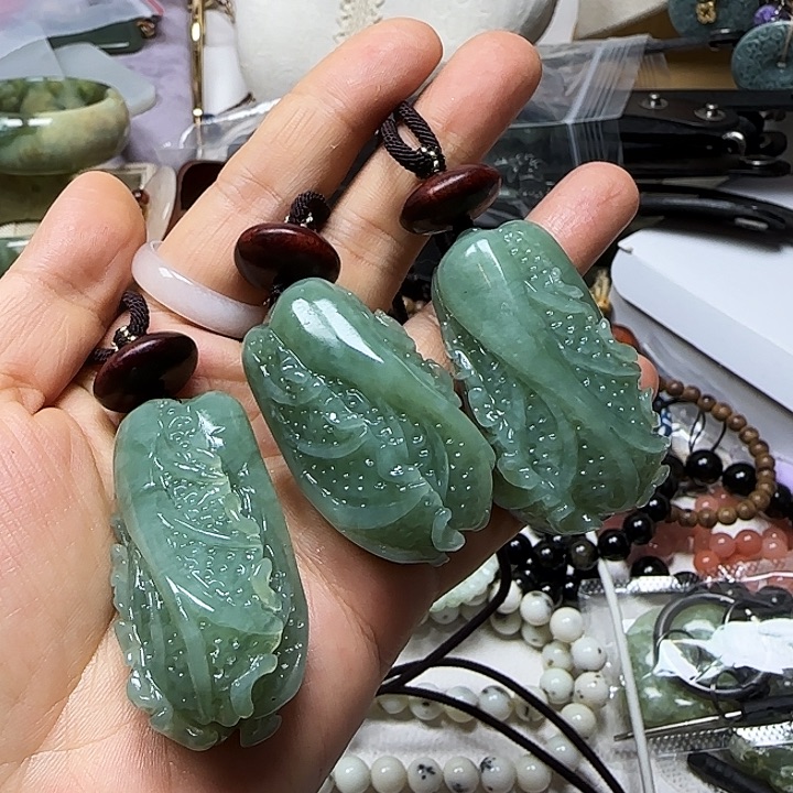 蛇纹石玉未镶嵌颈饰
