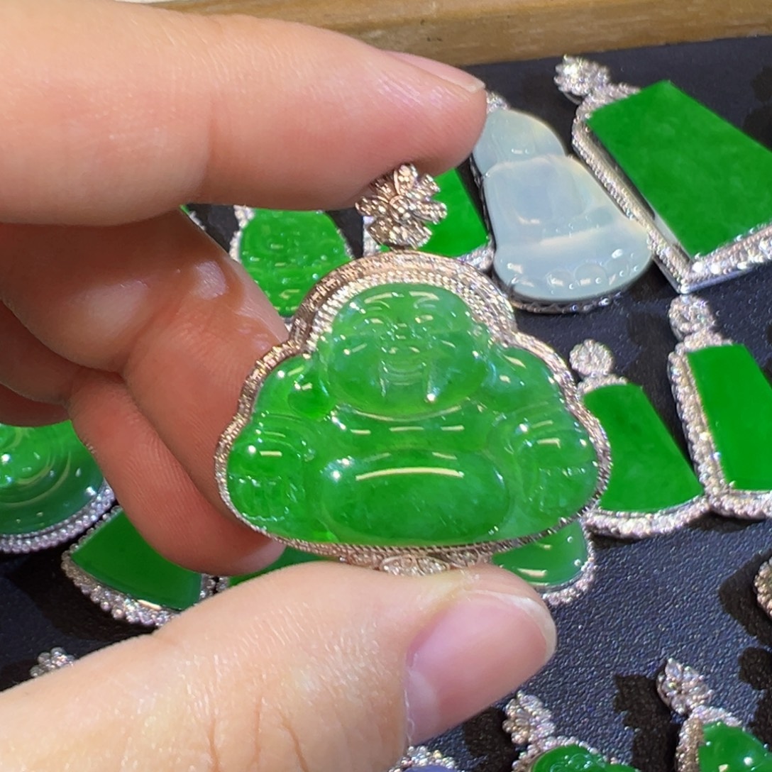 翡翠18K金镶嵌颈饰