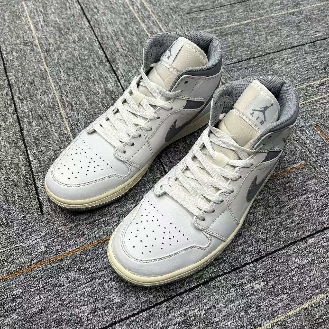 44码 Jordan1 白灰 板鞋/参考价789