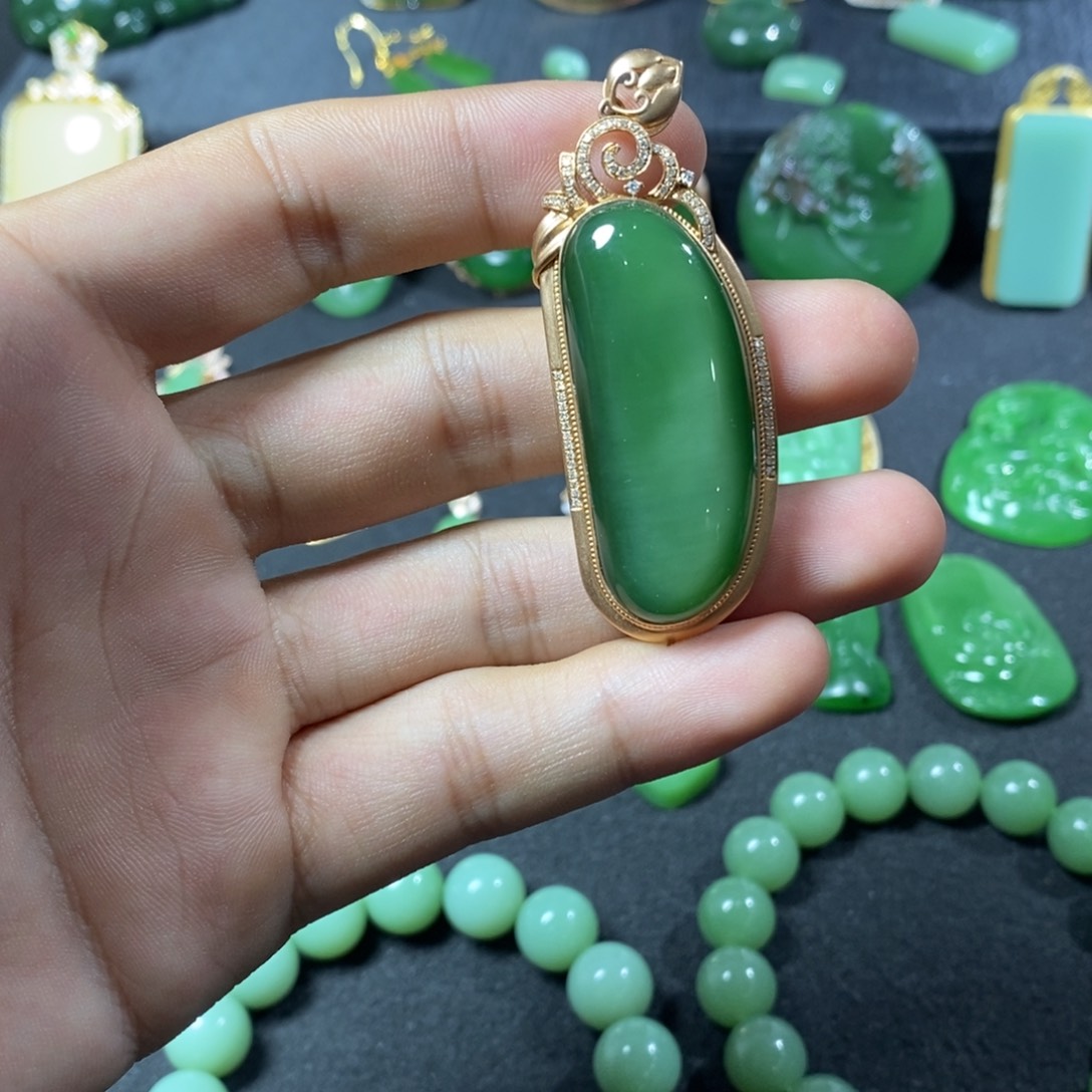 颈饰18K金镶嵌和田玉（碧玉）