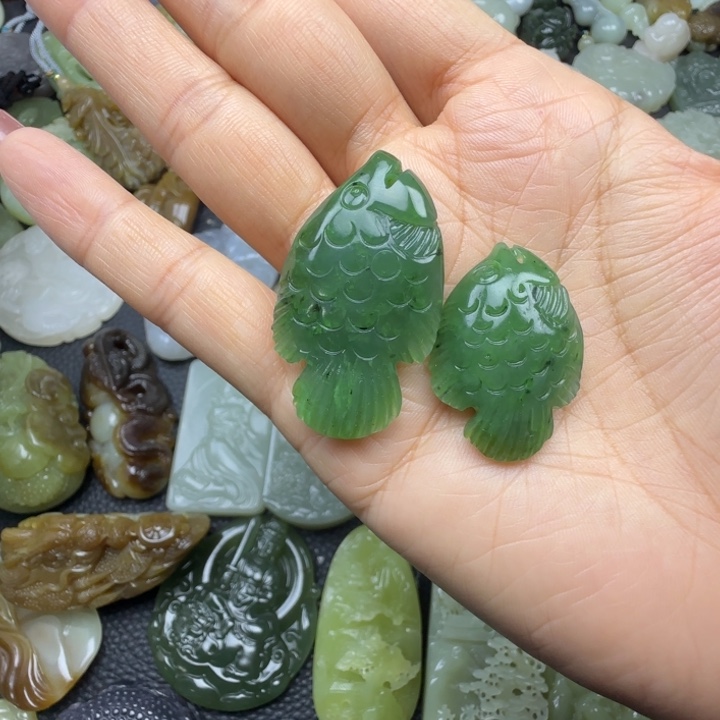 青***鹿和田玉未镶嵌颈饰