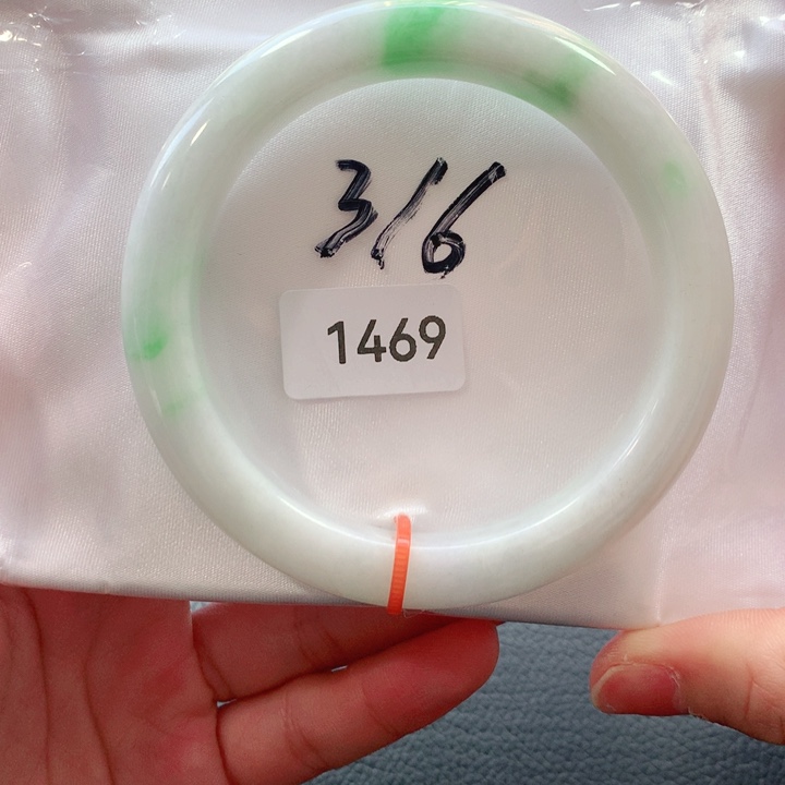 翡翠手镯未镶嵌天然翡翠手镯01