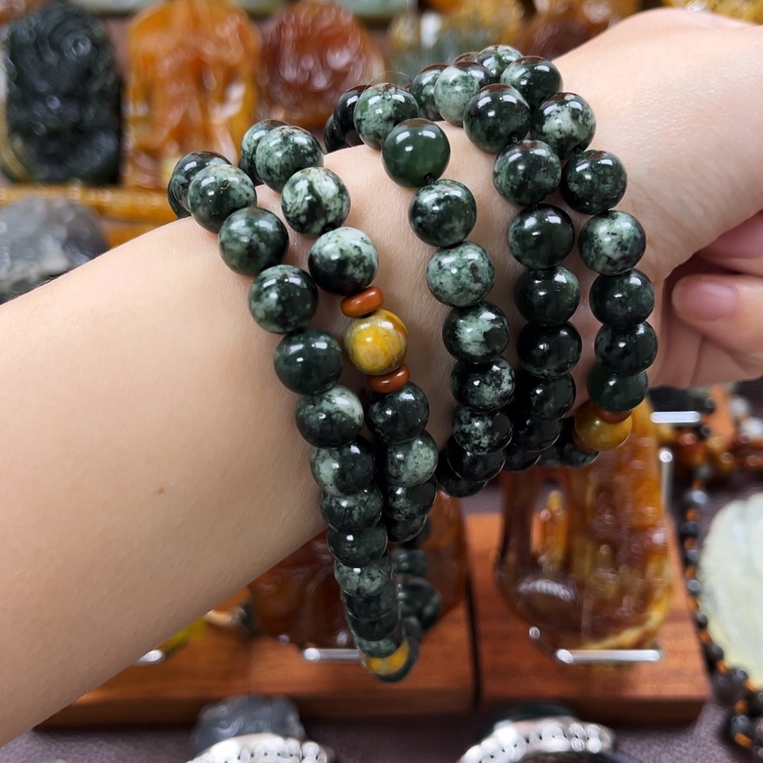 蛇纹石玉颈饰未镶嵌