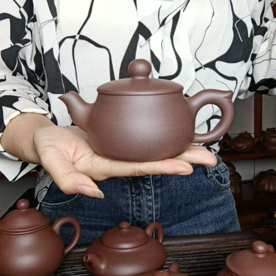 哥***说紫砂茶壶原矿紫泥   容量220cc。
